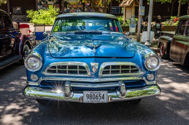 Falcon Heights, MN - 19 Haziran 2022: Yerel bir araba fuarında 1955 Chrysler Windsor DeLuxe Sedan 'ın yüksek perspektifli ön görüntüsü.