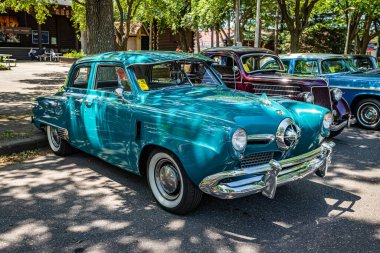 Falcon Heights, MN - 19 Haziran 2022: Yerel bir araba fuarında 1950 Studebaker Şampiyonu 4 Kapı Sedan 'ın yüksek perspektifli ön köşe görüntüsü.