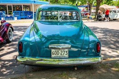 Falcon Heights, MN - 19 Haziran 2022: Yerel bir araba fuarında 1950 Studebaker Şampiyonu 4 Kapı Sedan 'ın yüksek perspektifli arka görüntüsü.