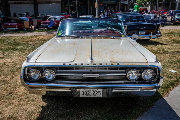 Falcon Heights Juni 2022 Hochperspektivische Frontansicht Eines Oldsmobile Dynamic Cabriolet — Stockfoto