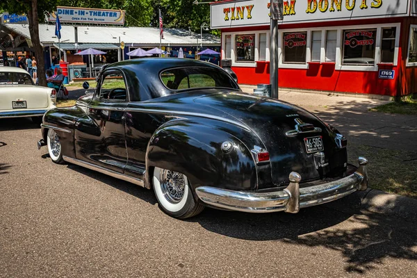 Falcon Heights, MN - 19 Haziran 2022: Yerel bir araba fuarında 1948 Desoto Deluxe Business Coupe 'un yüksek perspektifli arka köşe görüntüsü.