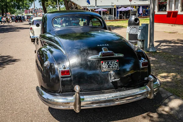 Falcon Heights, MN - 19 Haziran 2022: Yerel bir araba fuarında 1948 model Desoto Deluxe Business Coupe 'nin yüksek perspektifli dikiz görüntüsü.