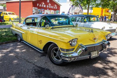Falcon Heights, MN - 19 Haziran 2022: 1957 model Cadillac Fleetwood 60 model Sedan 'ın yüksek perspektifli ön köşesi.
