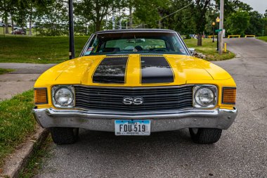 Des Moines, IA - 01 Temmuz 2022: Yerel bir araba fuarında 1972 Chevrolet Chevelle SS Hardtop Coupe 'nin düşük perspektifli ön görüntüsü.