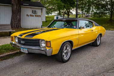 Des Moines, IA - 01 Temmuz 2022: 1972 Chevrolet Chevelle SS Hardtop Coupe 'nin yüksek perspektifli ön köşe görüntüsü yerel bir araba fuarında.