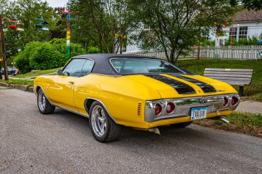 Des Moines, IA - 01 Temmuz 2022: 1972 Chevrolet Chevelle SS Hardtop Coupe 'nin yüksek perspektifli arka köşesi.
