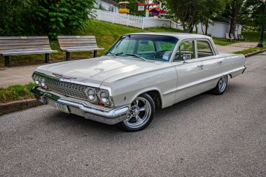 Des Moines, IA - 01 Temmuz 2022: 1963 model Chevrolet BelAir 4 Kapılı Sedan 'ın yüksek perspektifli ön köşe görüntüsü.