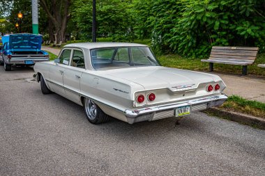 Des Moines, IA - 01 Temmuz 2022: 1963 Chevrolet BelAir 4 Door Sedan 'ın yüksek perspektifli arka köşe görüntüsü yerel bir araba fuarında.