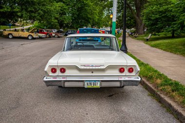 Des Moines, IA - 01 Temmuz 2022: 1963 Chevrolet BelAir 4 Door Sedan 'ın yüksek perspektifli arka görüntüsü.