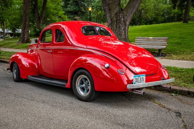 Des Moines, IA - 01 Temmuz 2022: Yerel bir araba fuarında 1940 Ford Standart Coupe Street Rod 'un düşük perspektifli arka köşe görüntüsü.