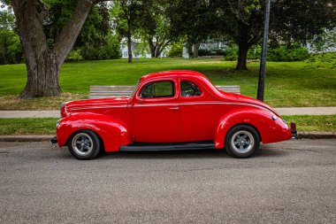 Des Moines, IA - 01 Temmuz 2022: 1940 Ford Standart Coupe Street Rod 'un yüksek perspektifli yan görüntüsü.