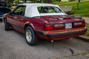 Des Moines, IA - 01 Temmuz 2022: 1989 Ford Mustang LX Üstü açılabilen bir arabanın yüksek perspektifli arka köşesi.