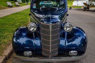 Des Moines, IA - 01 Temmuz 2022: 1938 Chevrolet Master DeLuxe Business Coupe 'nin yerel bir araba fuarında yüksek perspektifli ön görüntüsü.