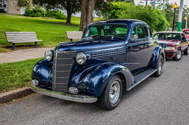 Des Moines, IA - 01 Temmuz 2022: 1938 Chevrolet Master DeLuxe Business Coupe 'nin yerel bir araba fuarında yüksek perspektifli ön köşe görüntüsü.