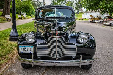 Des Moines, IA - 01 Temmuz 2022: 1940 Chevrolet Master Deluxe Coupe 'nin yerel bir araba fuarında yüksek perspektifli ön görüntüsü.