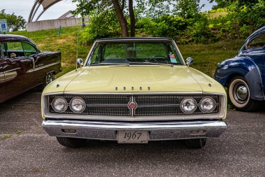 Des Moines, IA - 01 Temmuz 2022: Yerel bir araba fuarında 1967 Dodge Coronet 500 2 Door Hardtop 'ın düşük perspektifli görüntüsü.