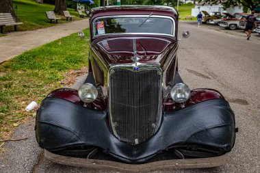 Des Moines, IA - 01 Temmuz 2022: Yerel bir araba fuarında 1934 Ford Custom 3 Coupe Street Rod 'un yüksek perspektifli ön görüntüsü.