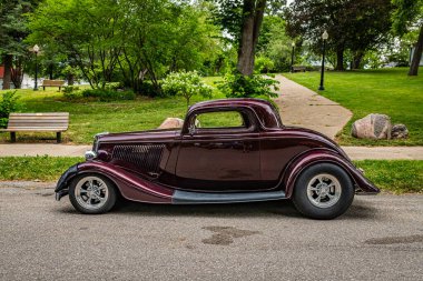 Des Moines, IA - 01 Temmuz 2022: Yerel bir araba fuarında 1934 Ford Custom 3 Window Coupe Street Rod 'un yüksek perspektifli yan görüntüsü.
