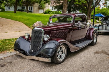 Des Moines, IA - 01 Temmuz 2022: Yerel bir araba fuarında 1934 model Ford Custom 3..