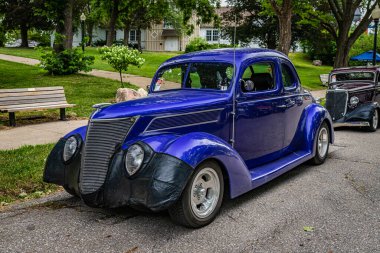 Des Moines, IA - 01 Temmuz 2022: Yerel bir araba fuarında 1937 Ford 5 Window Coupe 'nin yüksek perspektifli ön köşe görüntüsü.