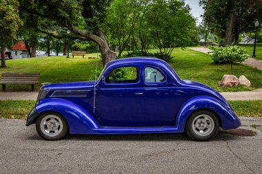 Des Moines, IA - 01 Temmuz 2022: Yerel bir araba fuarında 1937 Ford 5 Window Coupe 'nin yüksek perspektifli yan görüntüsü.