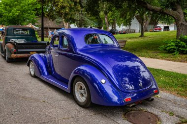 Des Moines, IA - 01 Temmuz 2022: Yerel bir araba fuarında 1937 Ford 5 Window Coupe 'nin yüksek perspektifli arka köşe görüntüsü.