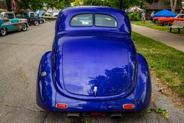 Des Moines, IA - 01 Temmuz 2022: Yerel bir araba fuarında 1937 Ford 5 Window Coupe 'nin yüksek perspektifli dikiz görüntüsü.
