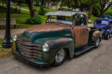 Des Moines, IA - 01 Temmuz 2022: Yerel bir otomobil fuarında eski bir 1951 Chevrolet İleri Tasarım 3100 Kamyon 'un yüksek perspektifli ön köşe görüntüsü.