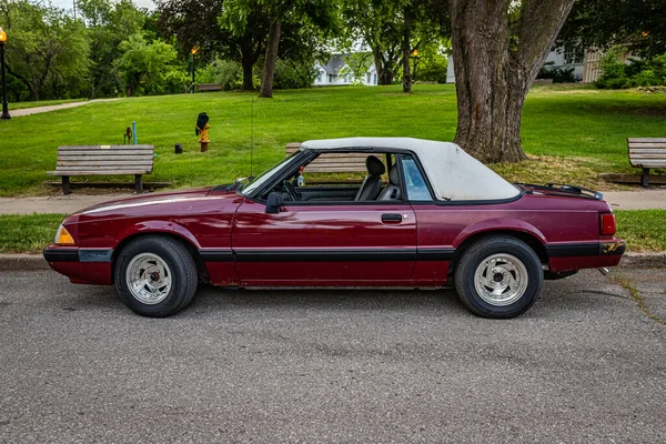 Des Moines July 2022 Πλευρική Άποψη Του 1989 Ford Mustang — Φωτογραφία Αρχείου
