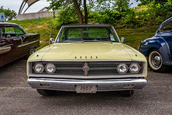 Des Moines Juli 2022 Låg Perspektiv Framifrån 1967 Dodge Coronet — Stockfoto