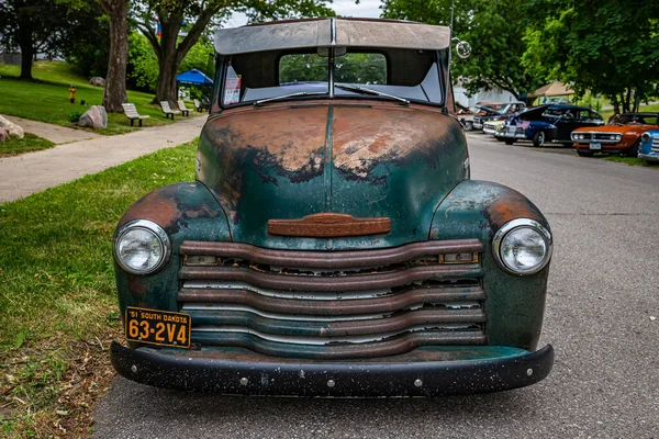 Des Moines, IA - 01 Temmuz 2022: Yerel bir otomobil fuarında eski bir 1951 Chevrolet İleri Düzey Tasarım 3100 Kamyon.