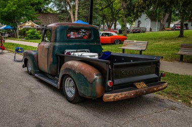 Des Moines, IA - 01 Temmuz 2022: Yerel bir araba fuarında eski bir 1951 Chevrolet İleri Tasarım 3100 Kamyon 'un yüksek perspektifli arka köşe görüntüsü.