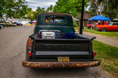 Des Moines, IA - 01 Temmuz 2022: Yerel bir araba fuarında eski bir 1951 Chevrolet İleri Tasarım 3100 Kamyon.