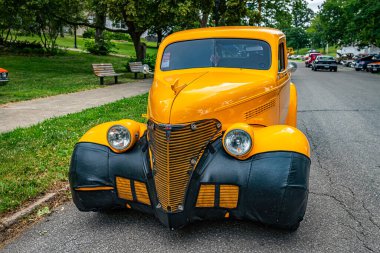 Des Moines, IA - 01 Temmuz 2022: Yerel bir otomobil fuarında 1939 Chevrolet Sedan Delivery 'nin yüksek perspektifli manzarası.