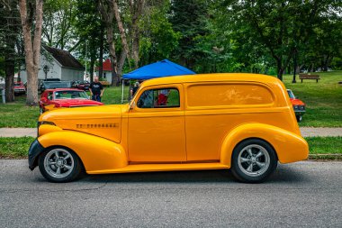Des Moines, IA - 01 Temmuz 2022: Yerel bir otomobil fuarında 1939 Chevrolet Sedan Delivery 'nin yüksek perspektifli yan görüntüsü.