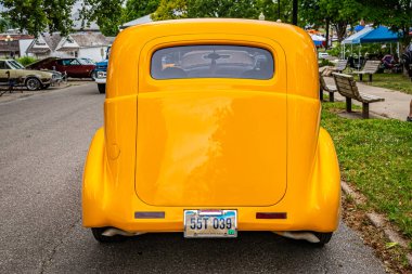 Des Moines, IA - 01 Temmuz 2022: 1939 Chevrolet Sedan Delivery 'nin yerel bir araba fuarında yüksek perspektifli dikiz görüntüsü.