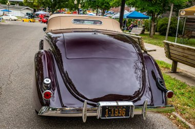 Des Moines, IA - 01 Temmuz 2022: 1936 Ford Roadster Model 68 'in yüksek perspektifli arka görüntüsü.