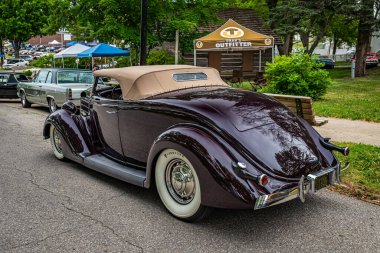 Des Moines, IA - 01 Temmuz 2022: 1936 Ford Roadster Model 68 'in yüksek perspektifli arka köşe görüntüsü.