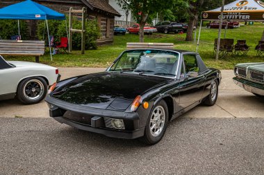 Des Moines, IA - 01 Temmuz 2022: Yerel bir araba fuarında 1974 model Porsche 914 Targa Coupe 'nin yüksek perspektifli ön köşe görüntüsü.