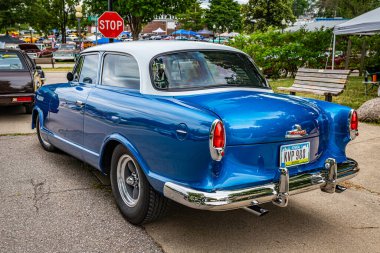 Des Moines, IA - 01 Temmuz 2022: 1959 AMC Rambler American 2 Door Sedan 'ın yüksek perspektifli arka köşe görüntüsü.