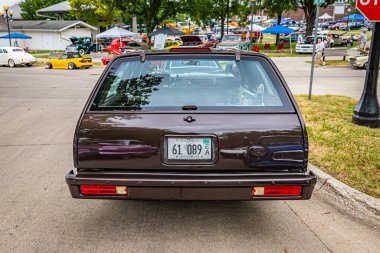 Des Moines, IA - 01 Temmuz 2022: 1983 Chevrolet Malibu Wagon 'un yerel bir araba fuarında yüksek perspektifli dikiz görüntüsü.