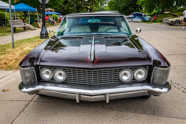 Des Moines, IA - 01 Temmuz 2022: Yerel bir araba fuarında 1964 model Buick Riviera Hardtop Coupe 'nin yüksek perspektifli görüntüsü.
