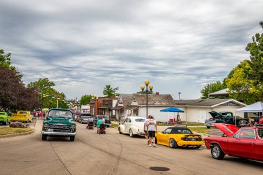 Des Moines, IA - 01 Temmuz 2022: Yerel bir araba fuarında park halindeki eski arabaların geniş açılı görüntüsü.