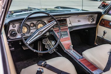 Des Moines, IA - 01 Temmuz 2022: Yerel bir araba fuarında 1964 model bir Buick Riviera Hardtop Coupe 'nin yüksek perspektifli iç görünümü.