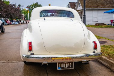 Des Moines, IA - 01 Temmuz 2022: Yerel bir araba fuarında 1940 LaSalle Serisi 52 Club Coupe 'nin düşük perspektifli dikiz görüntüsü.
