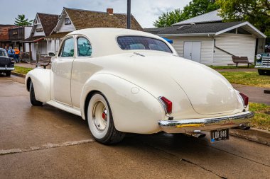 Des Moines, IA - 01 Temmuz 2022: Yerel bir araba fuarında 1940 LaSalle Serisi 52 Club Coupe 'nin düşük perspektifli arka köşe görüntüsü.