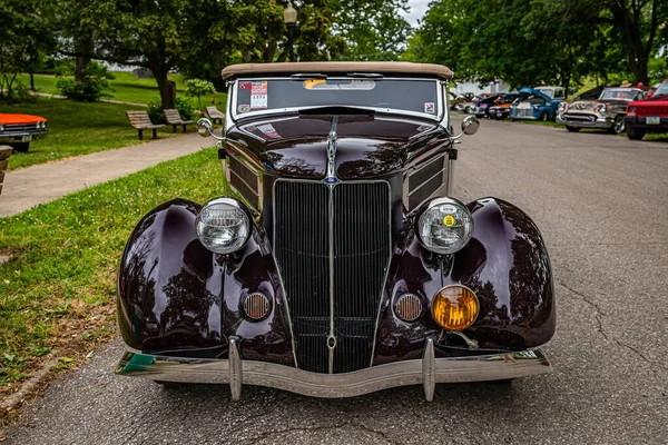 モインズ 2022年7月1日 1936年フォードロードスターモデル68の高視野フロントビュー地元の車のショーでコンバーチブル — ストック写真