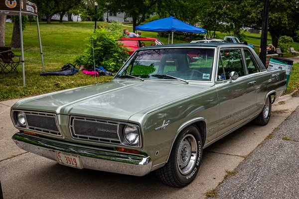 Des Moines Julho 2022 Vista Frontal Alta Perspectiva Plymouth Valiant — Fotografia de Stock