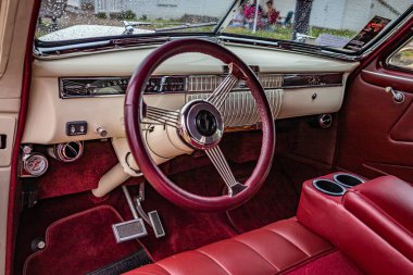 Des Moines, IA - 01 Temmuz 2022: Yerel bir araba fuarında 1940 LaSalle Serisi 52 Club Coupe 'nin yüksek perspektifli iç görünümü.