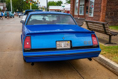 Des Moines, IA - 01 Temmuz 2022: 1984 model Chevrolet Monte Carlo SS 2 Kapılı Otomobil Fuarı 'nın yüksek perspektifli arka görüntüsü.